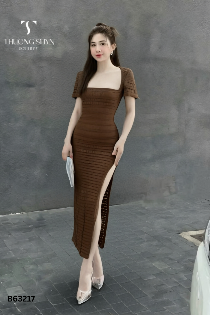 Váy nâu cổ vuông