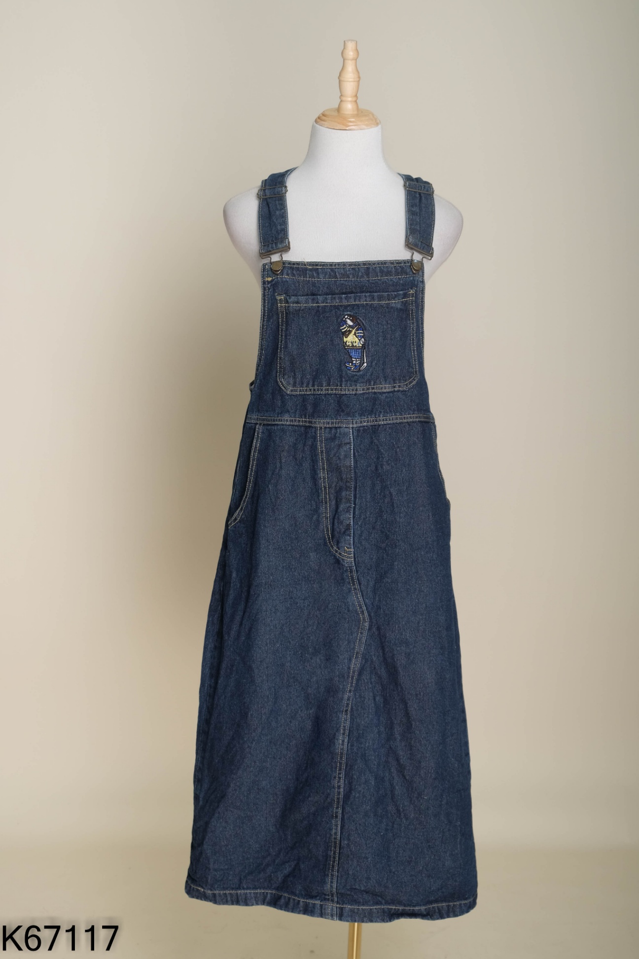Yếm jeans xanh thêu gấu