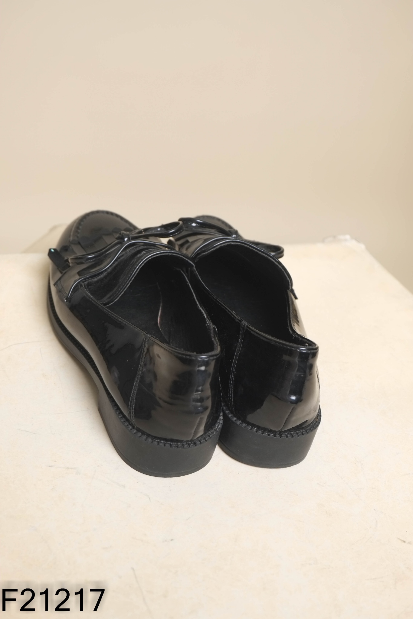Giày loafer da đen tua rua