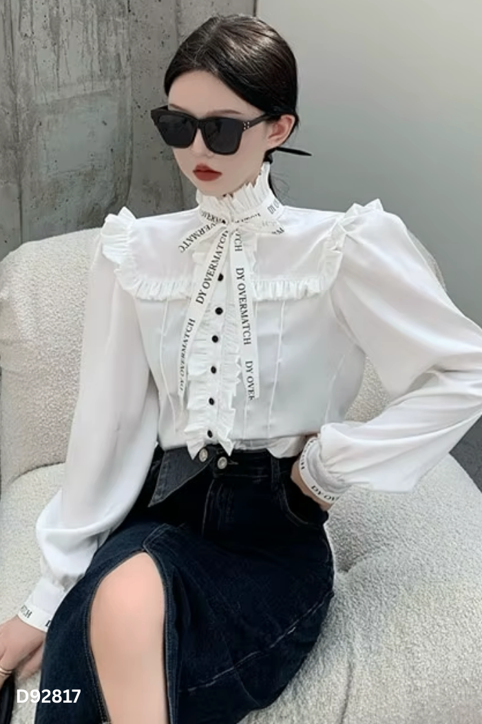 Áo sơ mi trắng chữ đen
