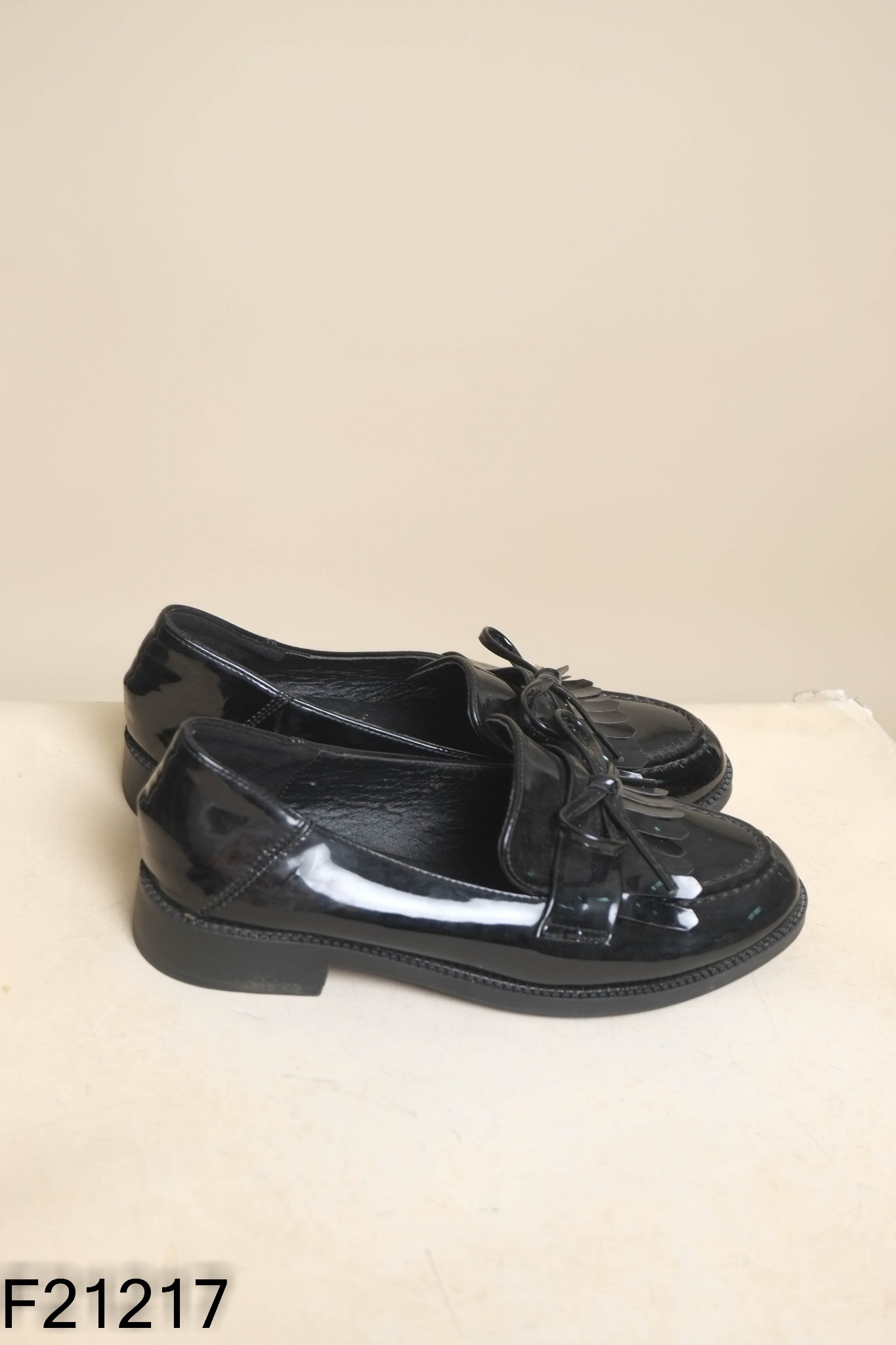 Giày loafer da đen tua rua