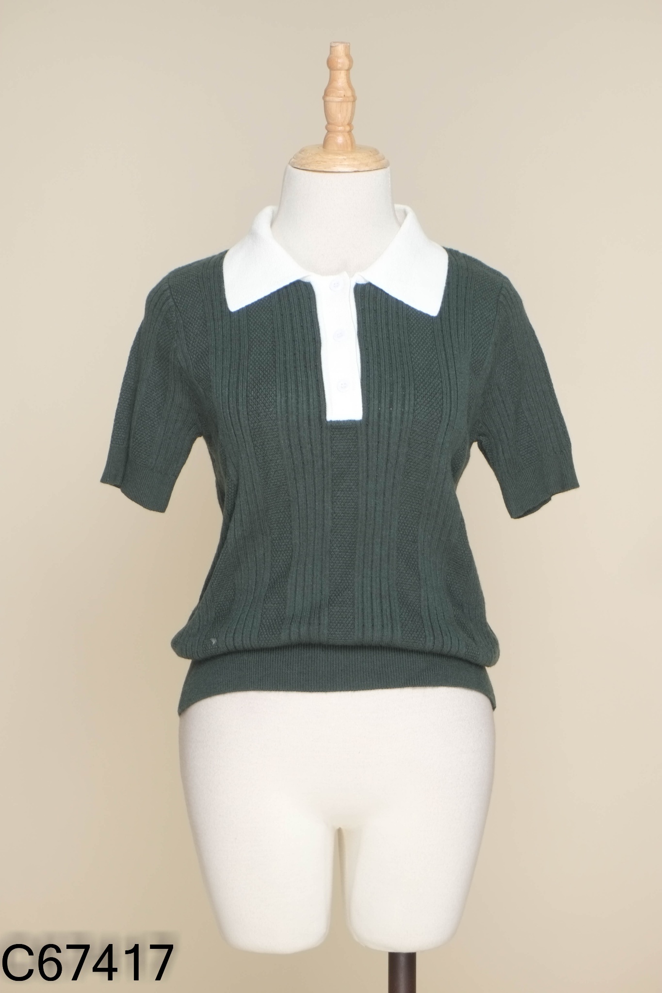 Áo polo xanh cổ trắng