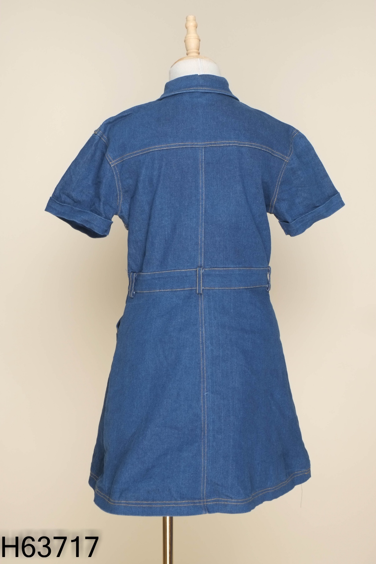 Váy jean xanh viền chỉ vàng