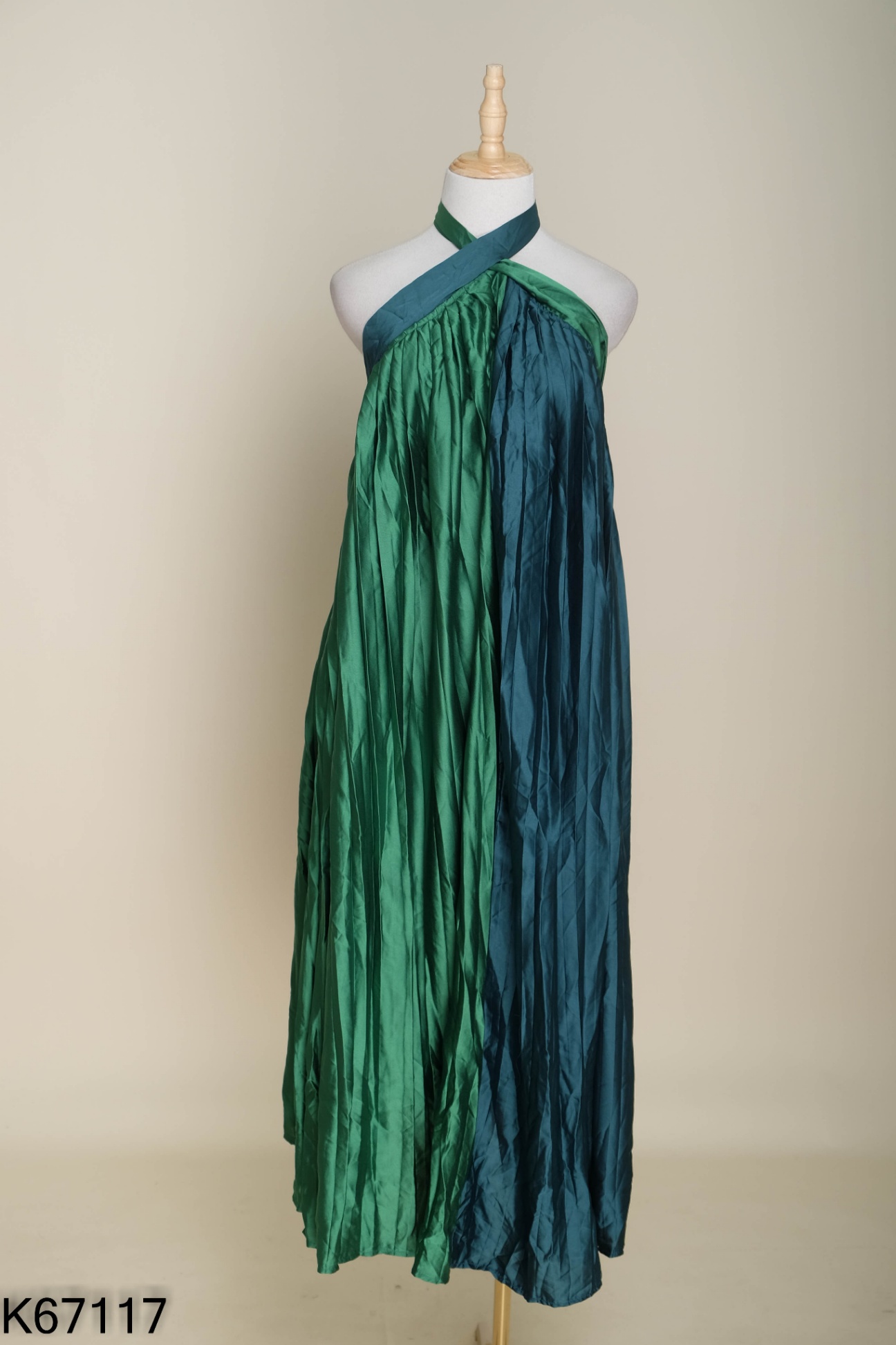 Váy maxi xanh xếp ly