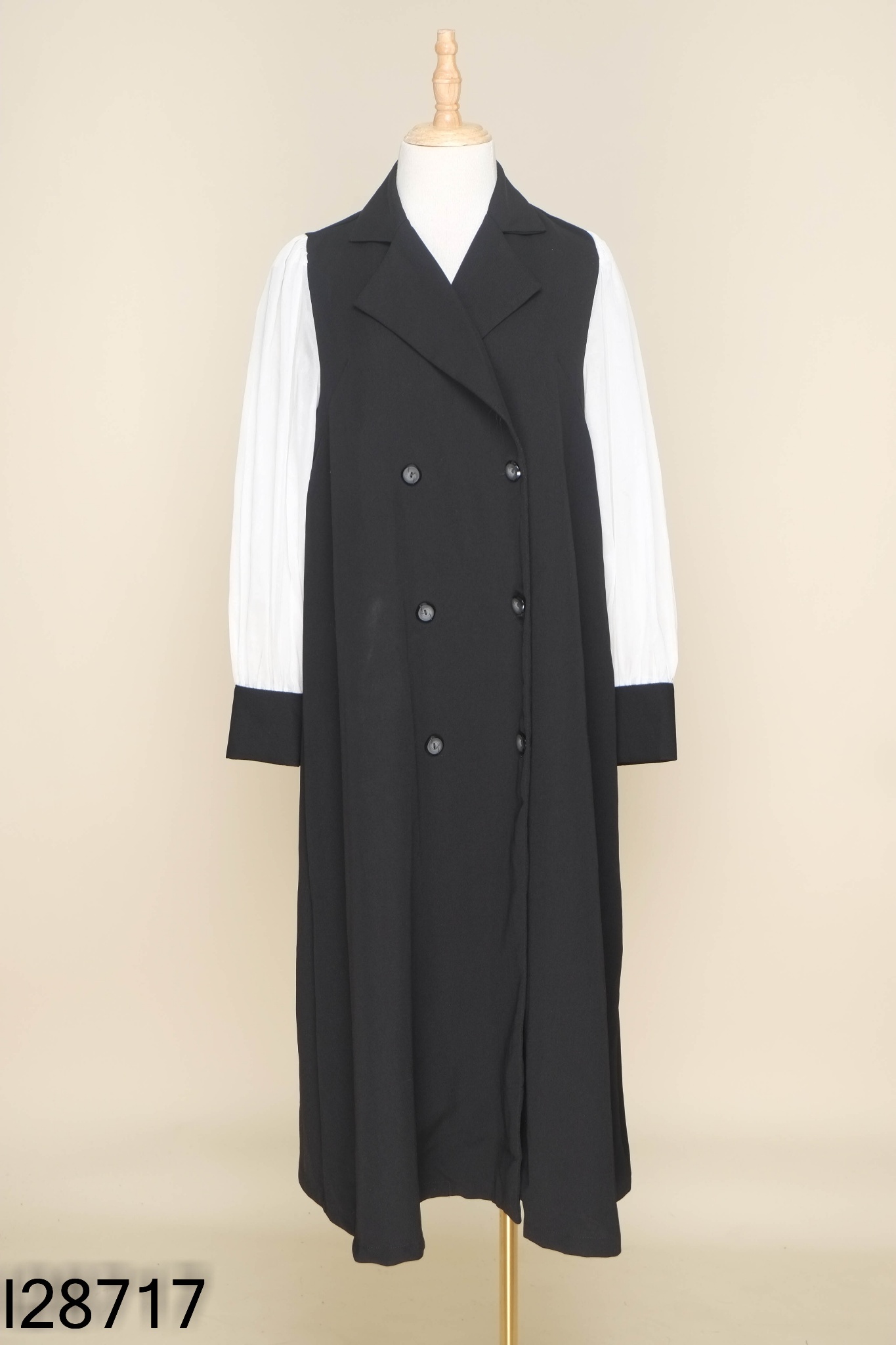Váy đen cổ vest tay trắng