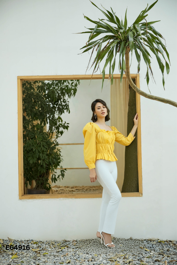 Áo vàng IVY MODA cổ vuông