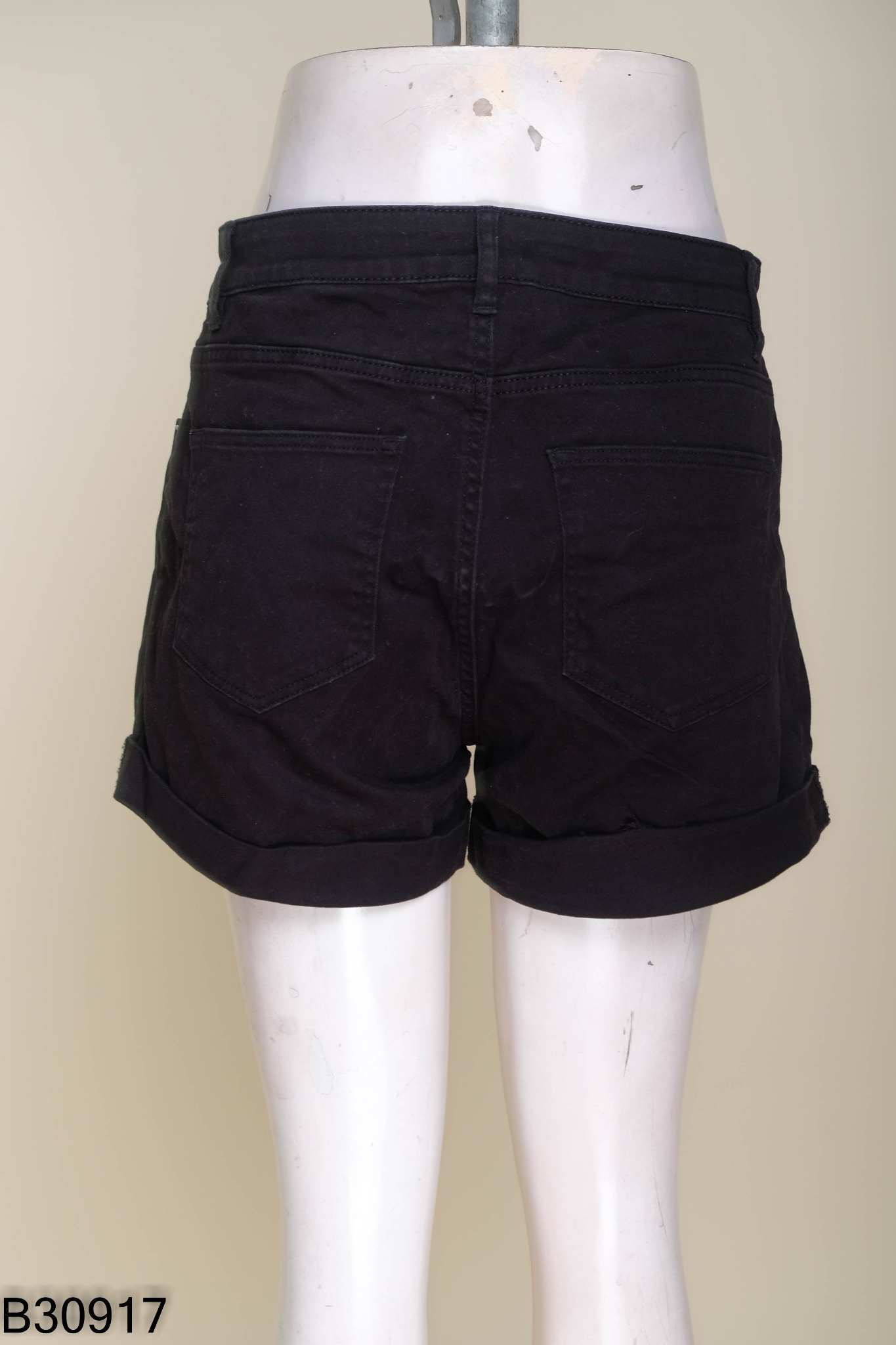 Quần short HM đen trơn