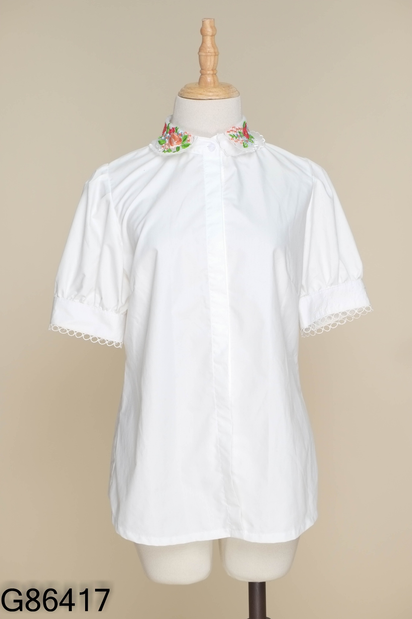 Áo sơ mi cộc tay trắng cổ thêu hoa