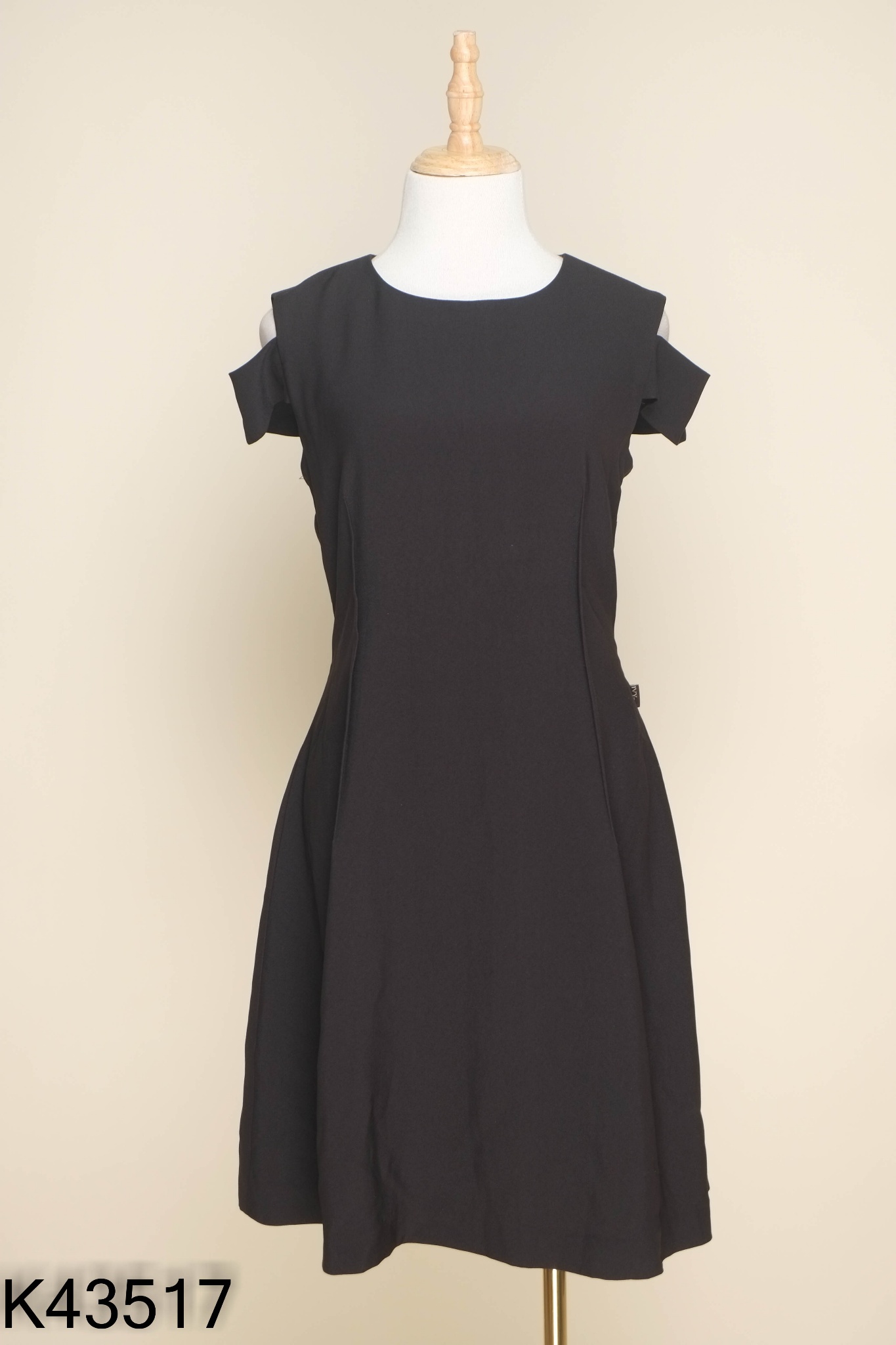 Váy IVY MODA đen hở vai