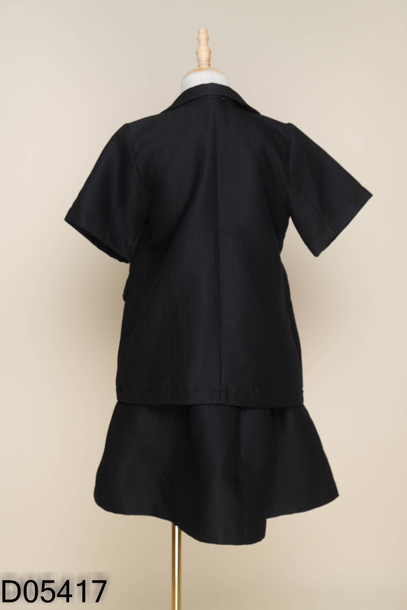 Áo kiểu NGADO cổ vest đen+chân váy