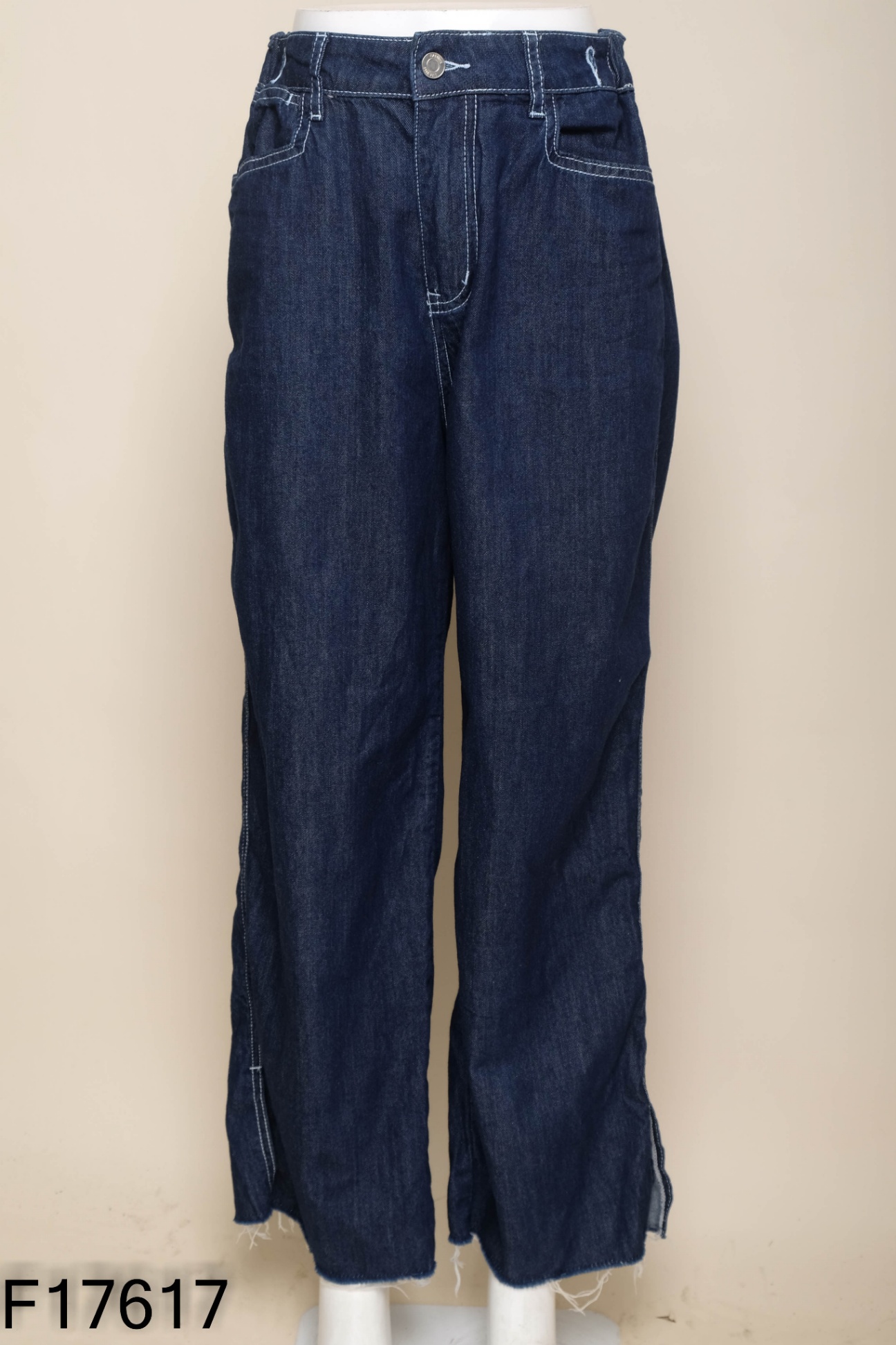 Quần jeans xanh đậm cắt gấu