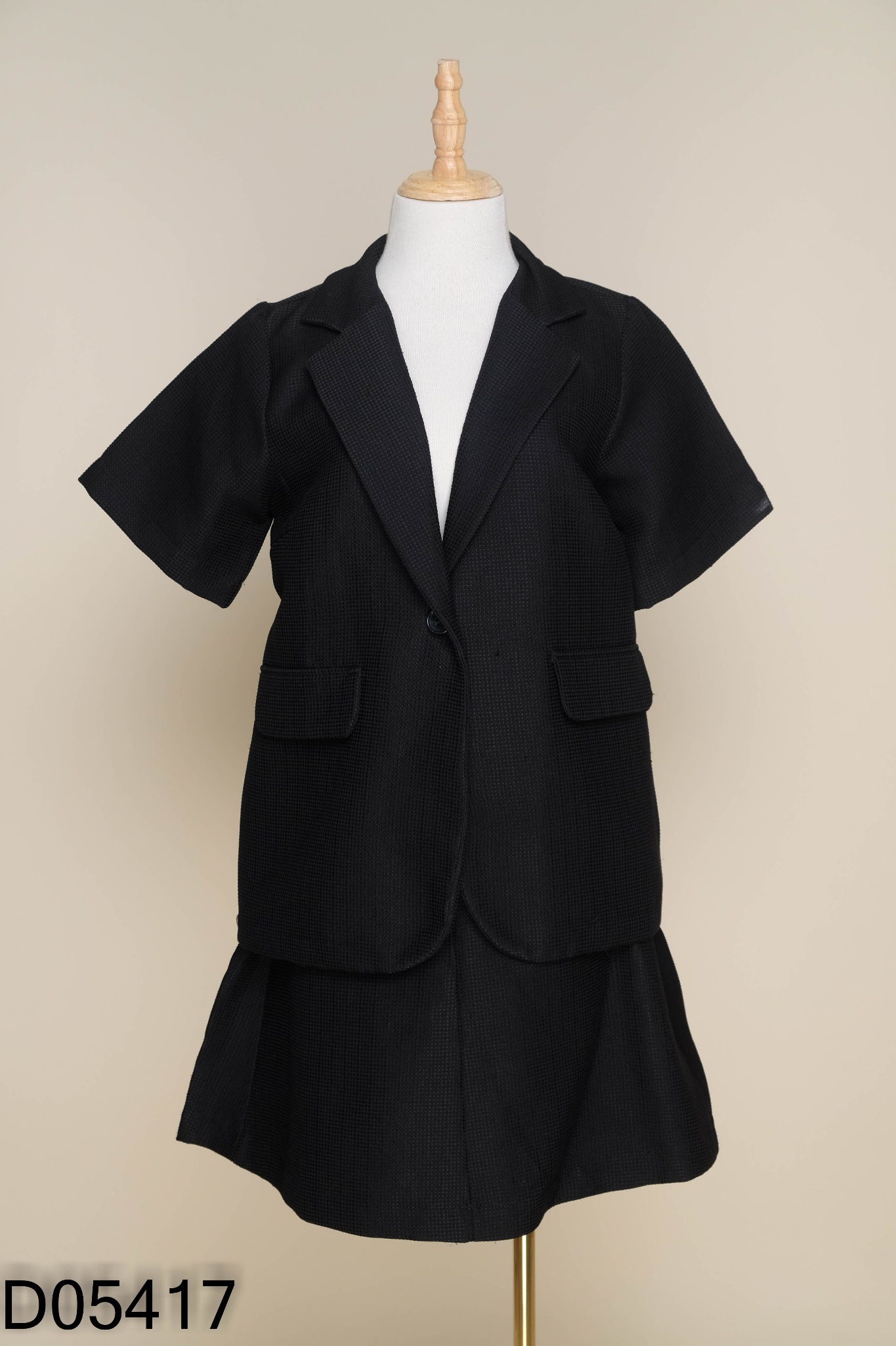 Áo kiểu NGADO cổ vest đen+chân váy