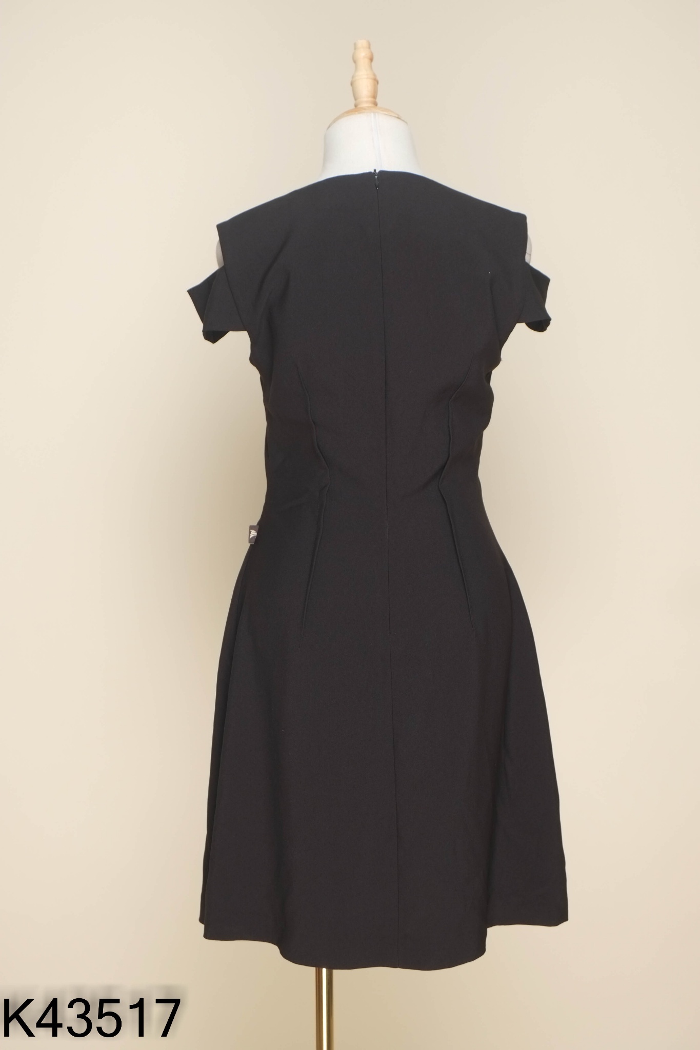 Váy IVY MODA đen hở vai