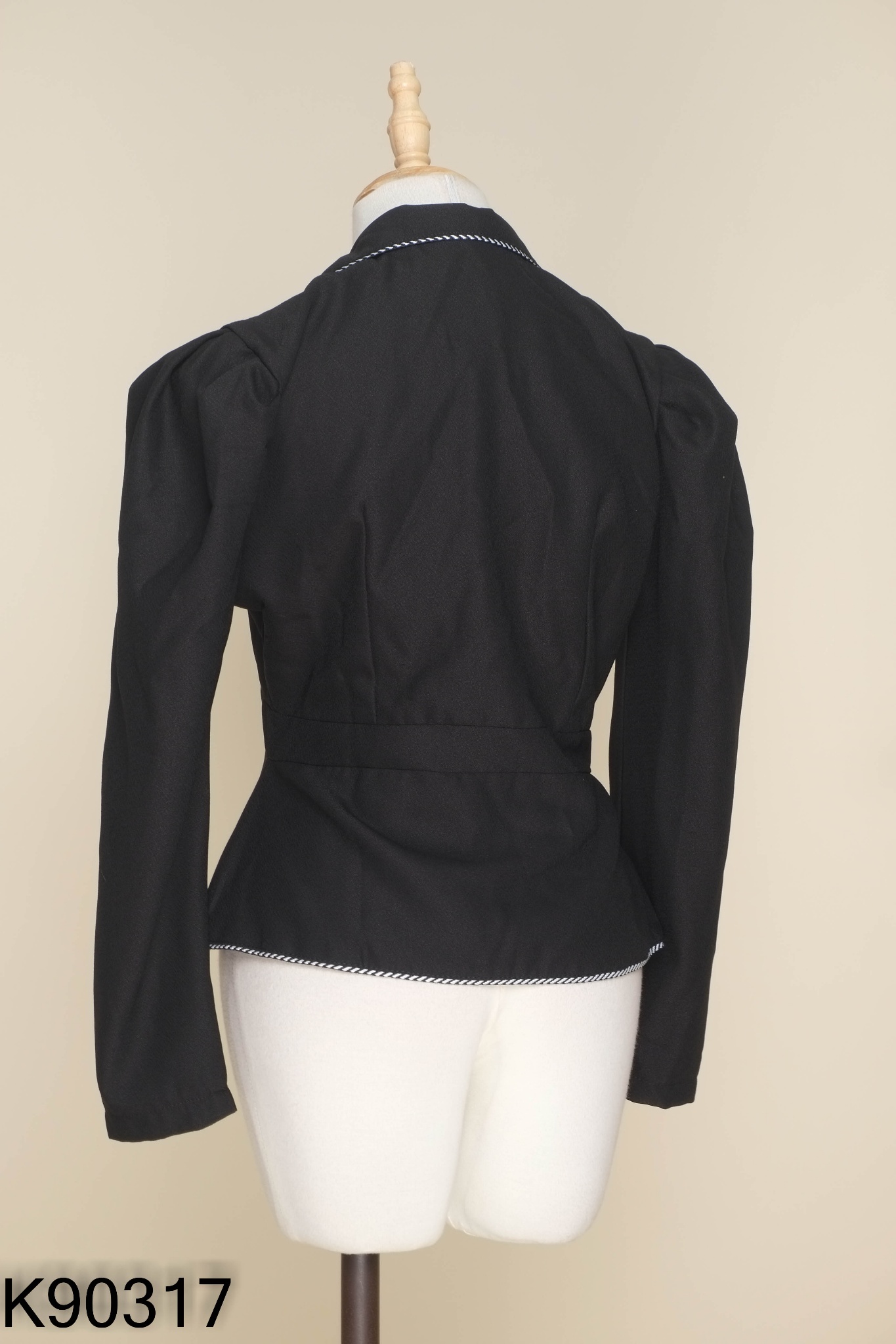 Blazer đen viền trắng