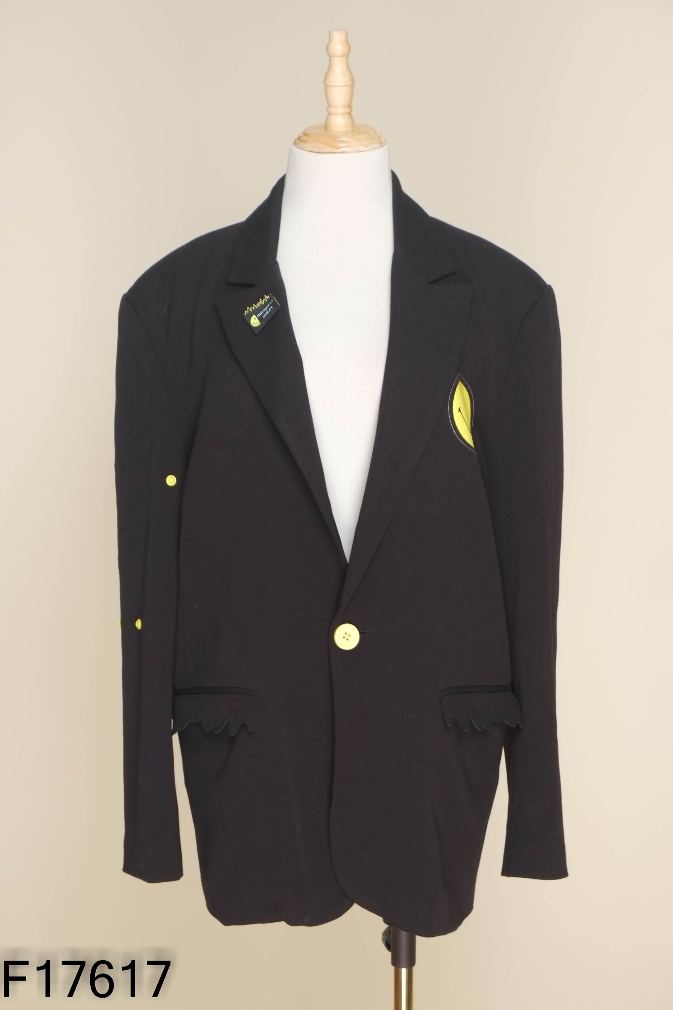 Áo blazer đen đính ngọc