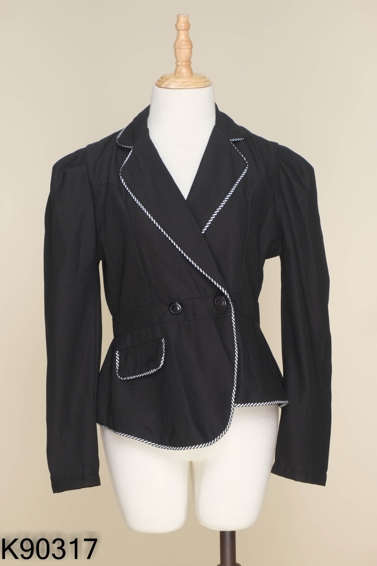 Blazer đen viền trắng