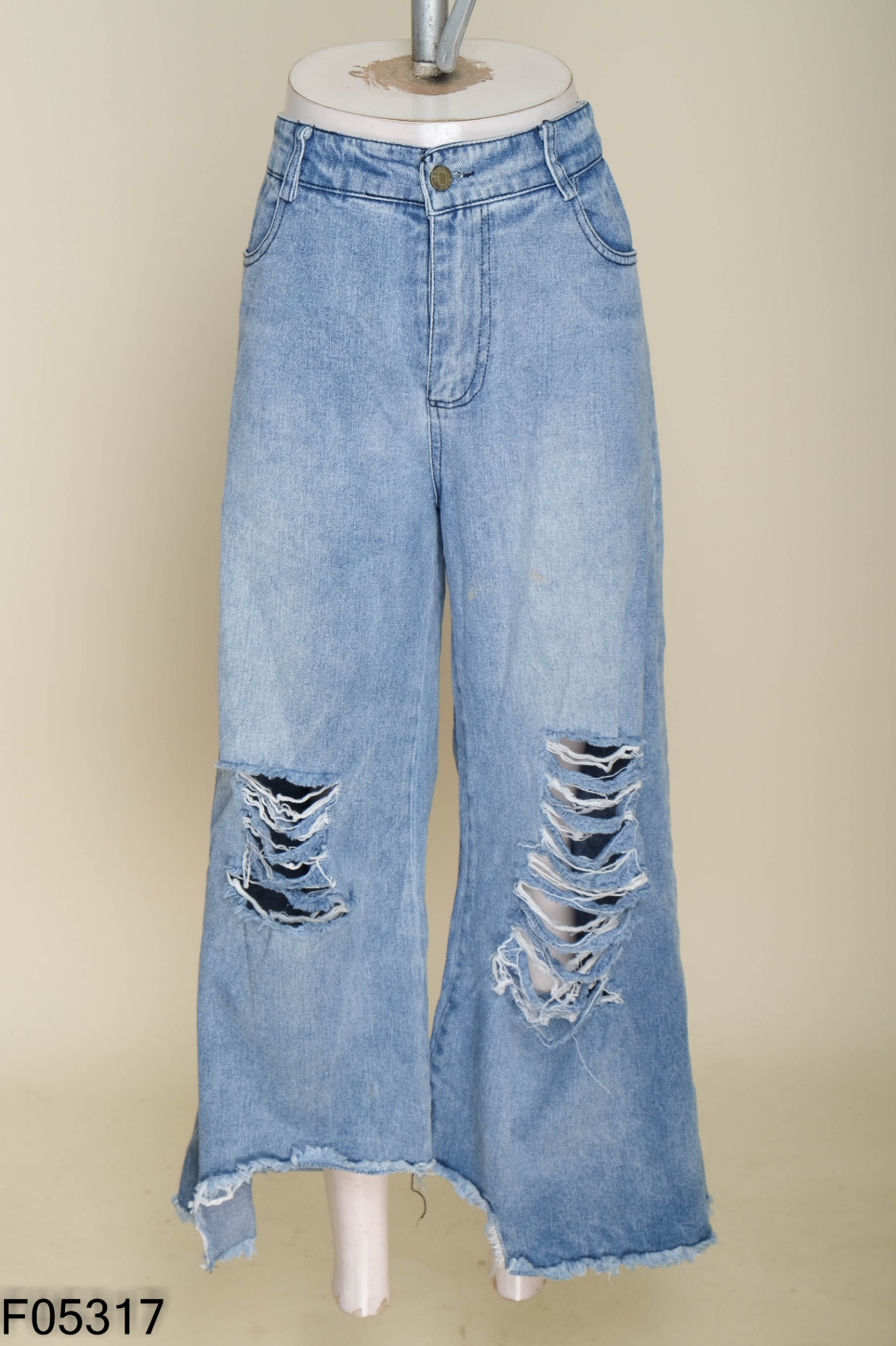 Quần jeans xanh rách