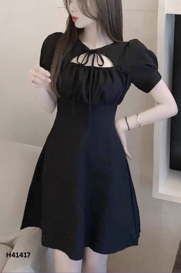 Váy đen tay phồng