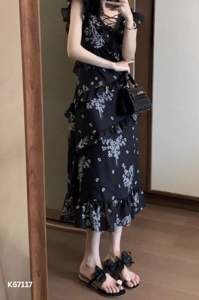 Váy đen bèo hoa trắng