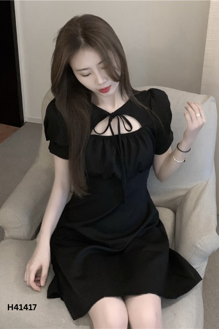 Váy đen tay phồng