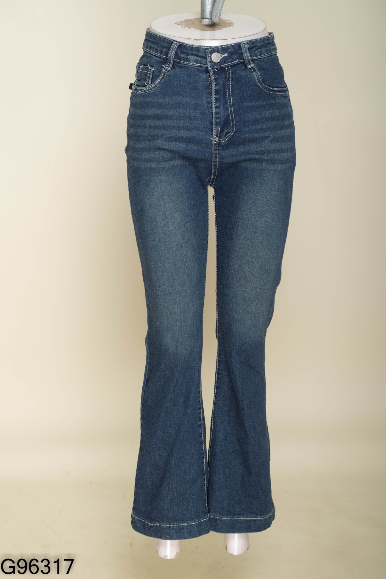Quần jeans xanh ống loe