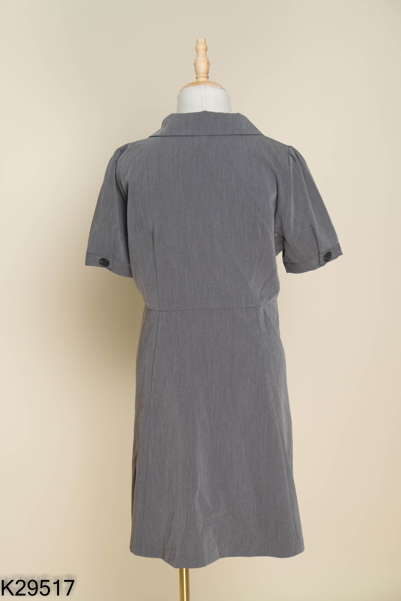 Váy ghi cổ vest