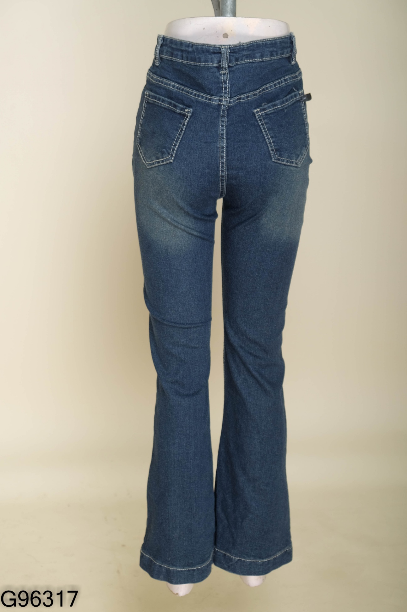 Quần jeans xanh ống loe