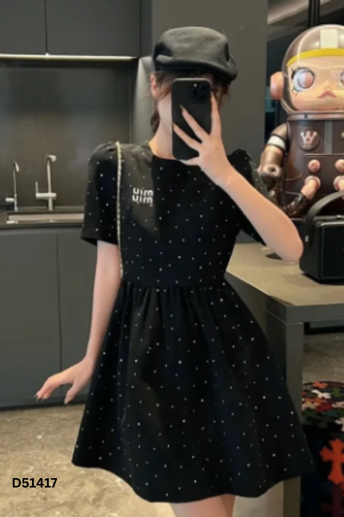 Váy đen đính đá thêu chữ