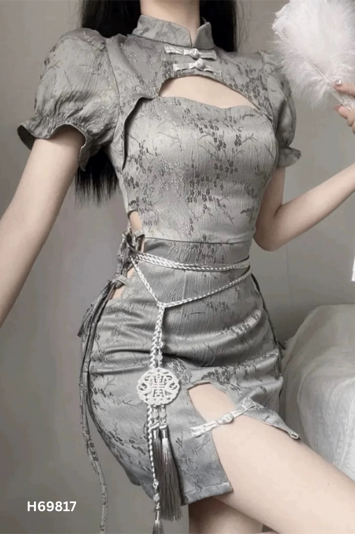 Váy xám cổ tàu khoét ngực