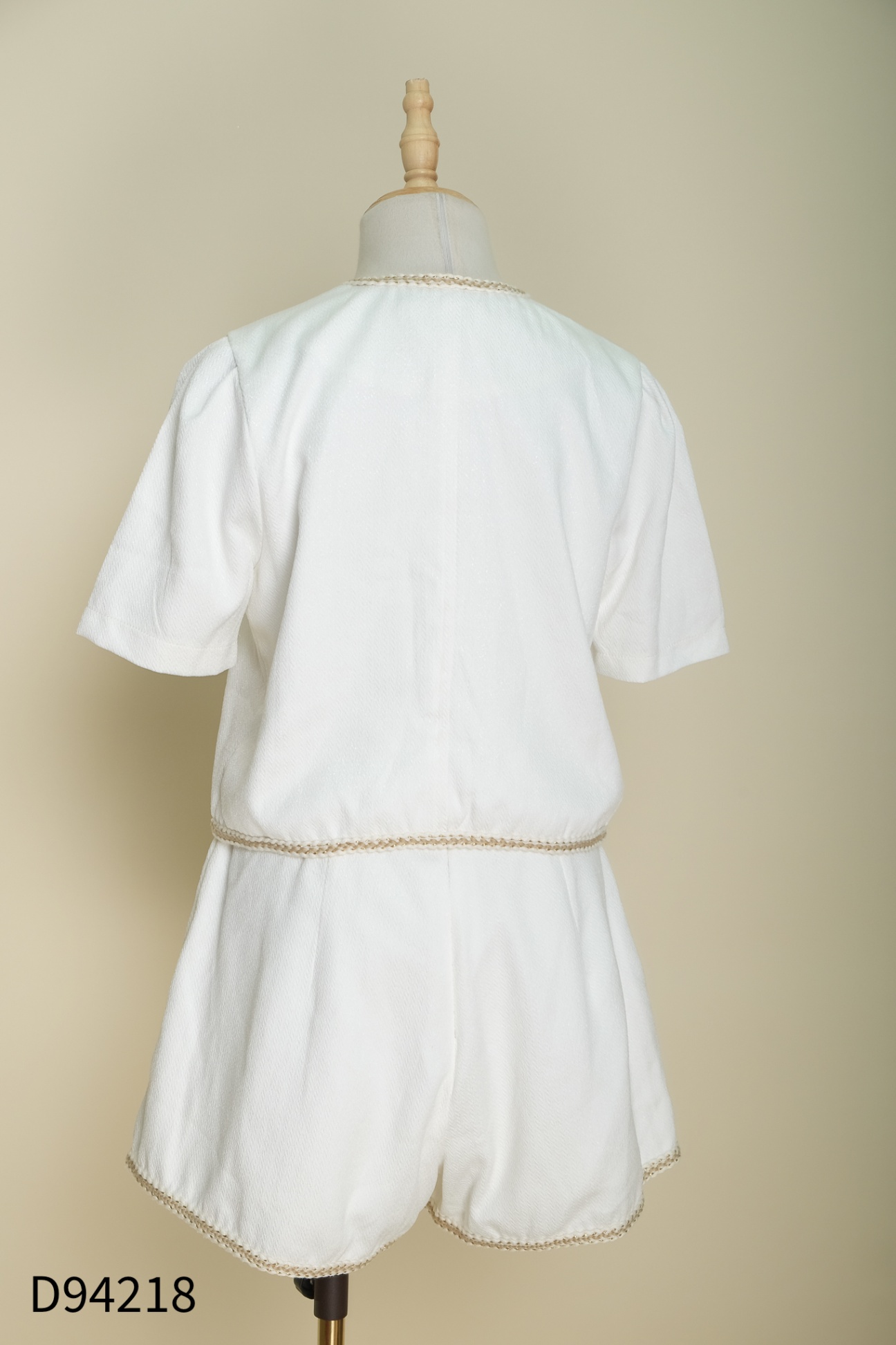 SET Áo trắng viền vàng + quần short