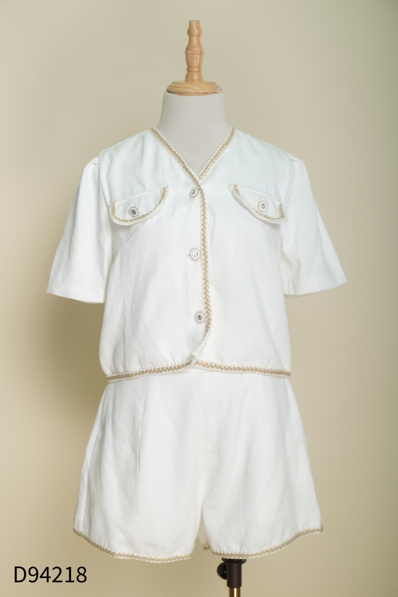 SET Áo trắng viền vàng + quần short