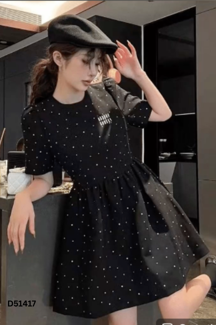 Váy đen đính đá thêu chữ