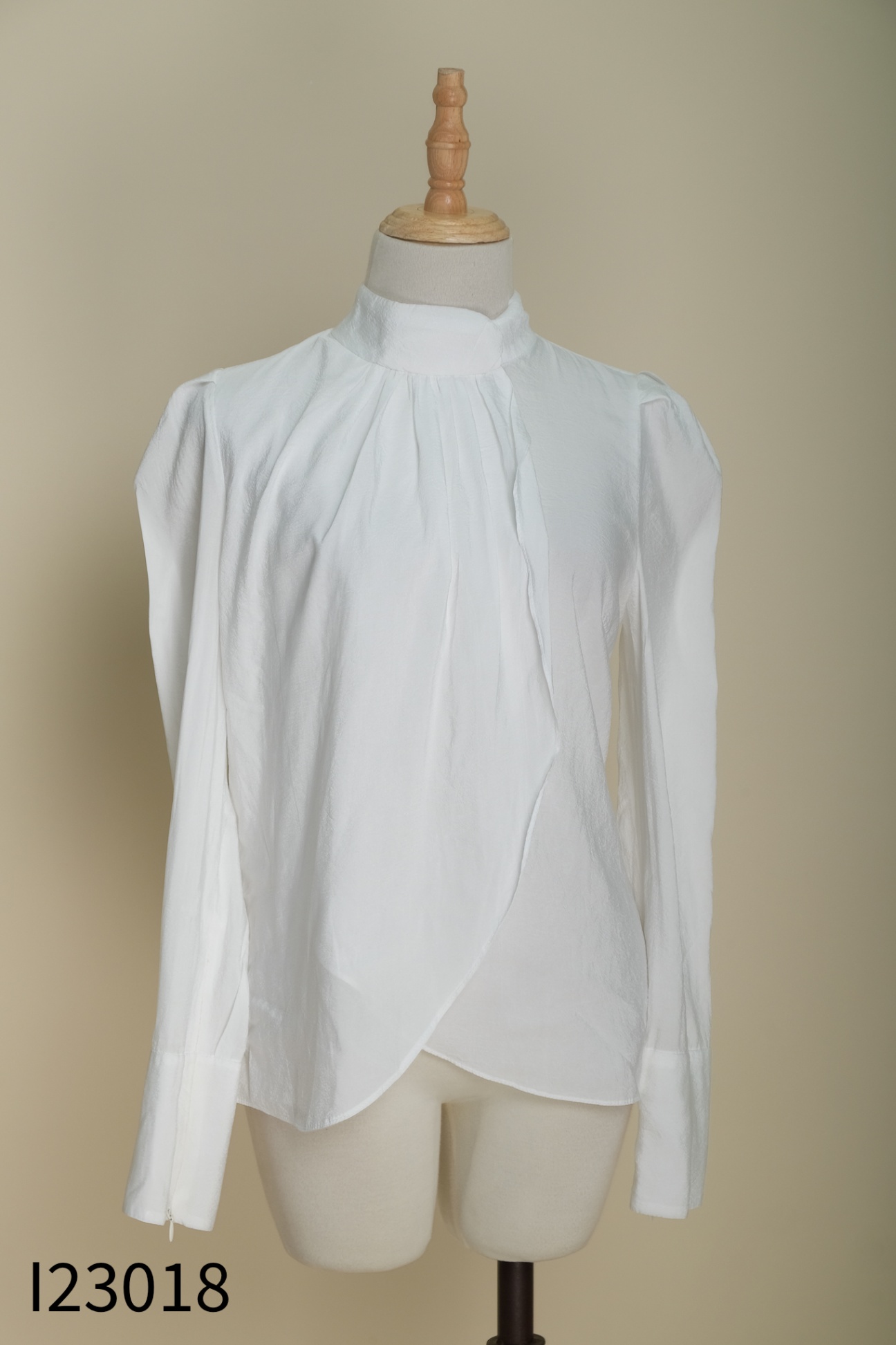 Áo trắng WHITE ANT cúc ngọc