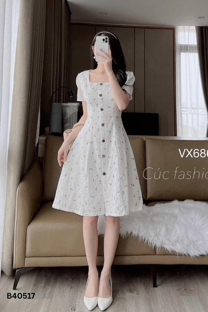 Váy trắng hoa nhí cổ vuông