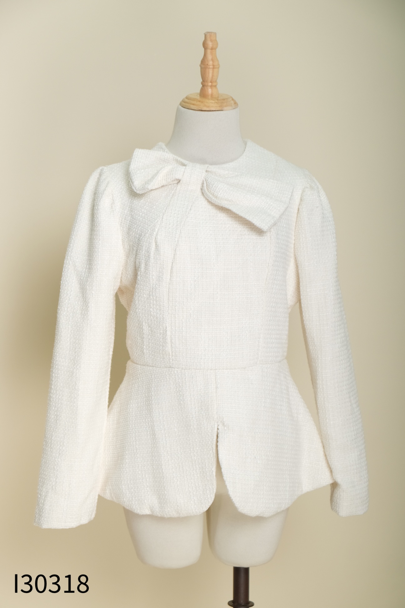 Áo dạ tweed be đính nơ