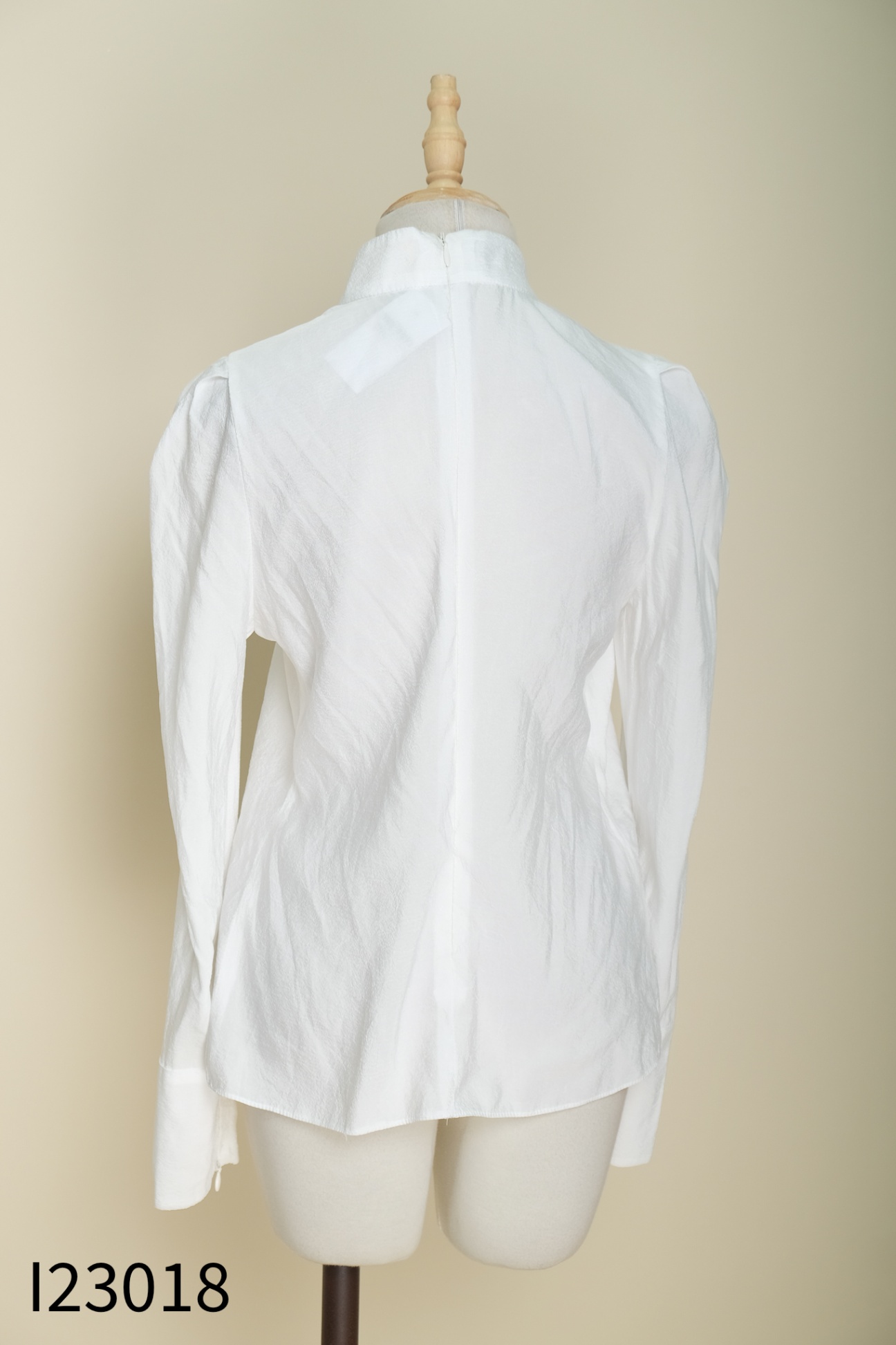 Áo trắng WHITE ANT cúc ngọc