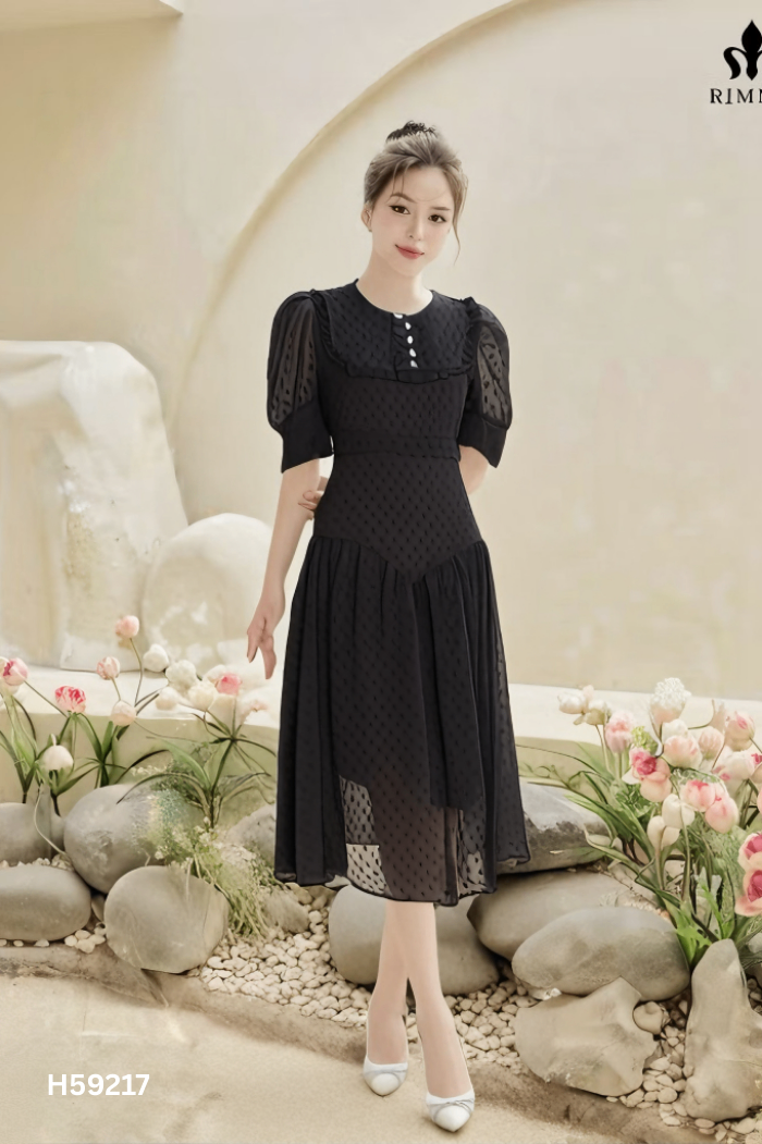 Váy đen đính khuy lấp lánh
