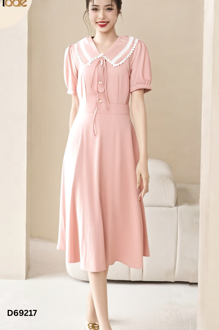Váy hồng viền cổ ren trắng