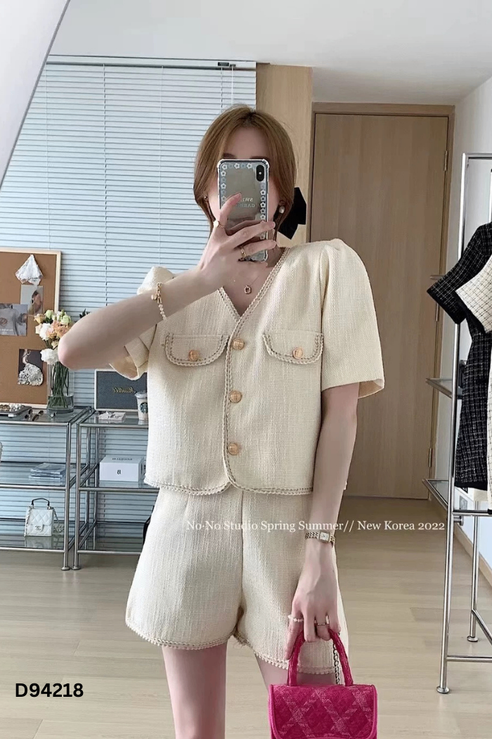 SET Áo trắng viền vàng + quần short