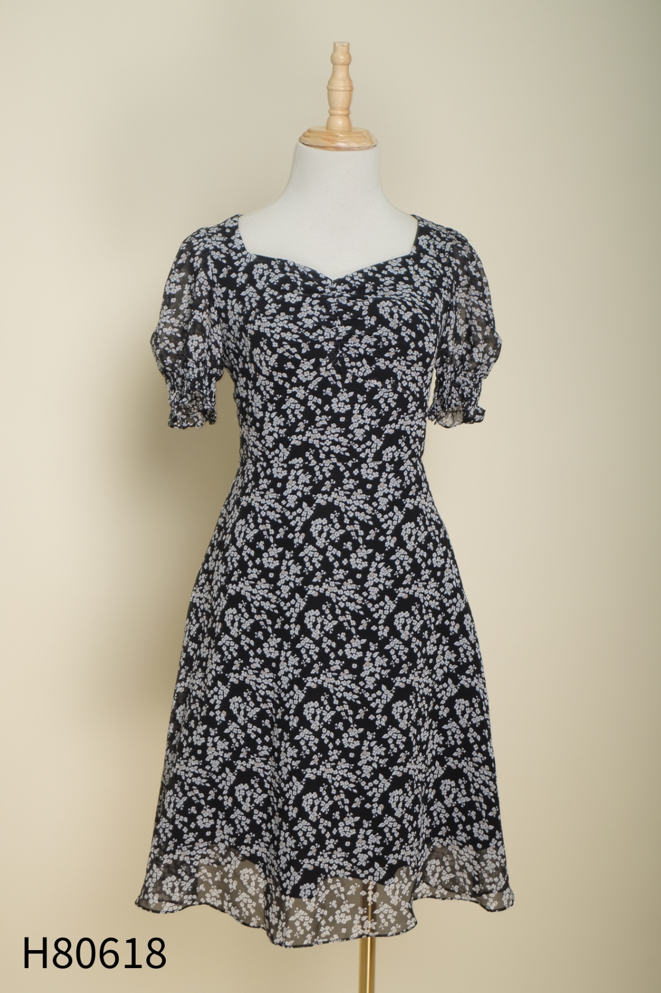 Váy 92 WEAR voan đen hoa trắng