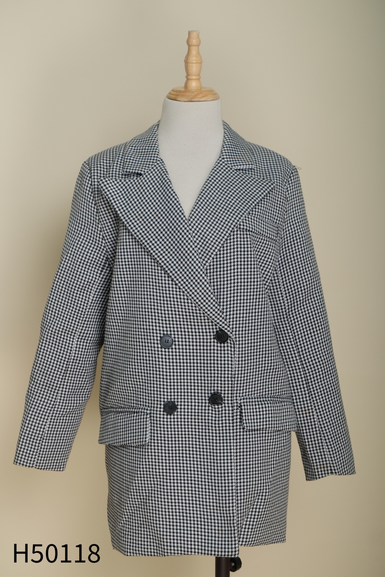 Áo blazer đen trắng họa tiết ziczac