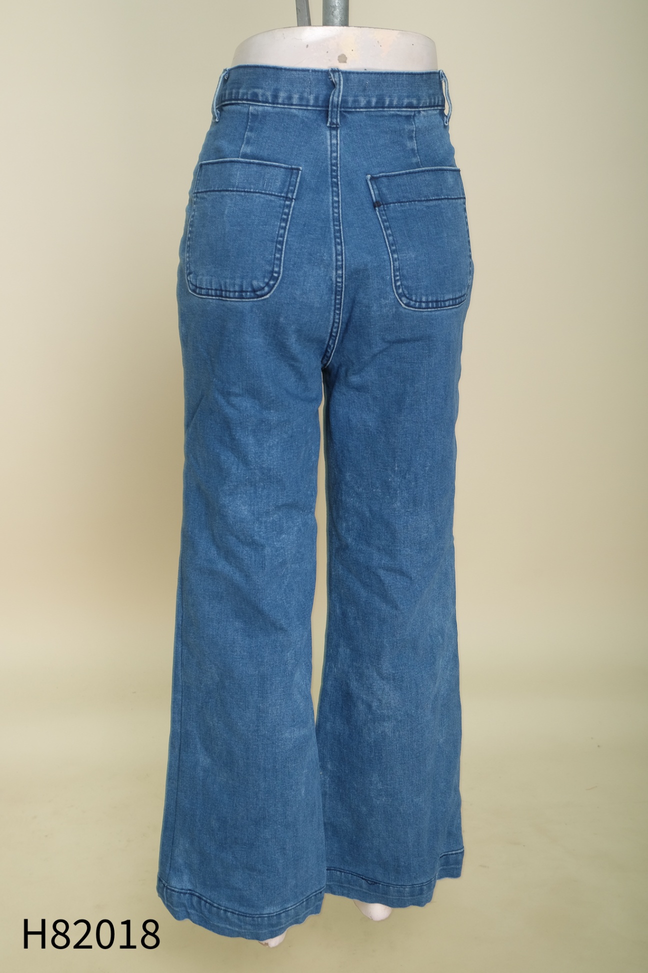 Quần jeans xanh túi ngang