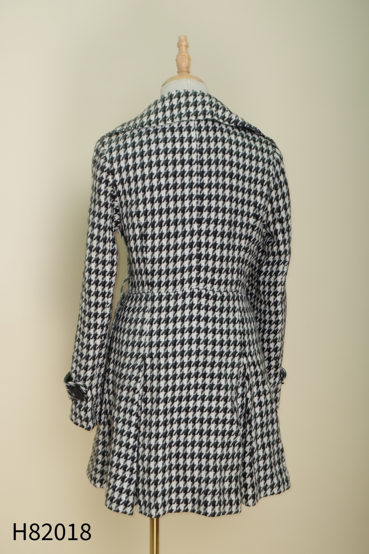 Áo blazer dạ đen trắng