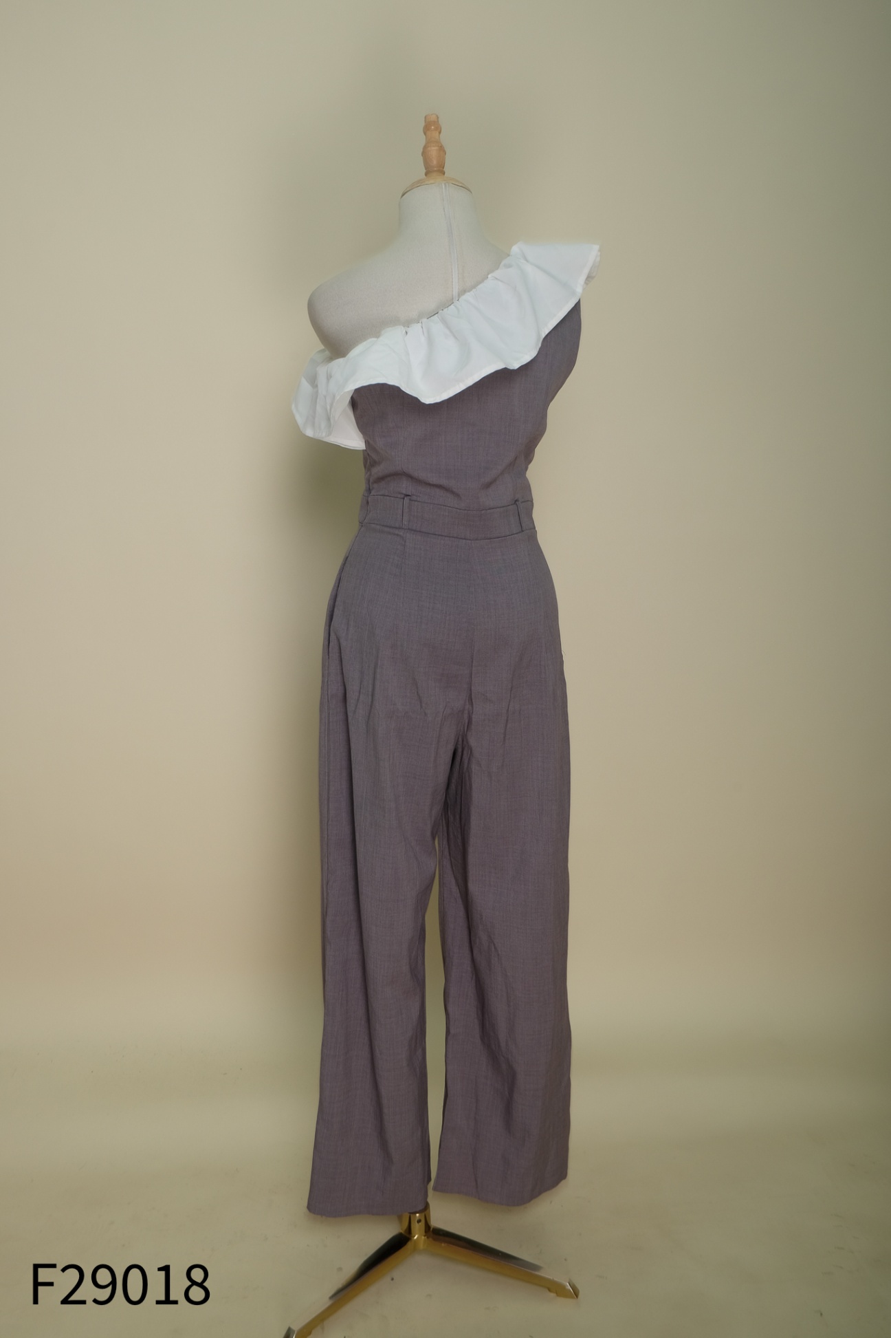 Jumpsuit xám phối trắng lệch vai