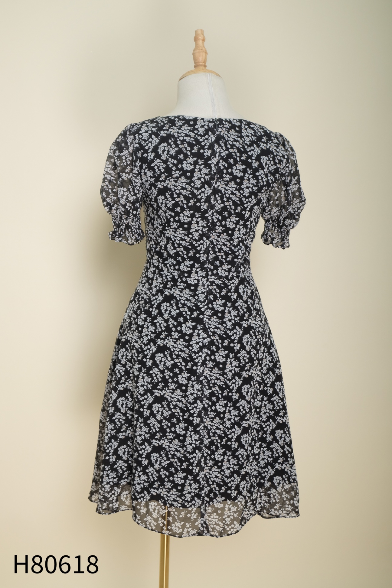 Váy 92 WEAR voan đen hoa trắng
