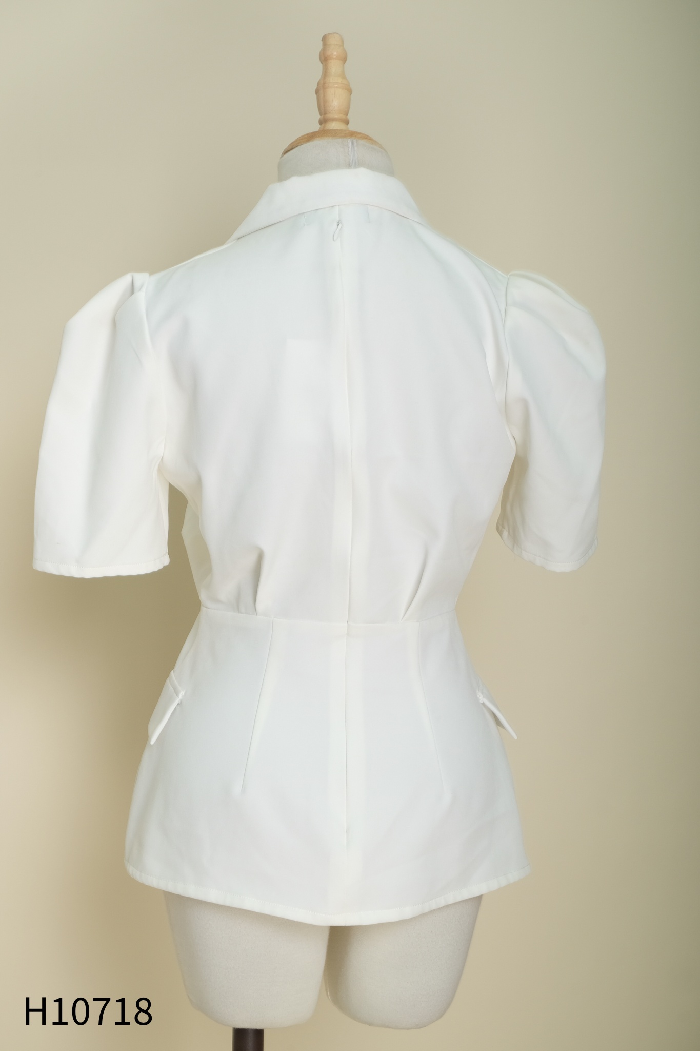 Áo IIS trắng cổ vest