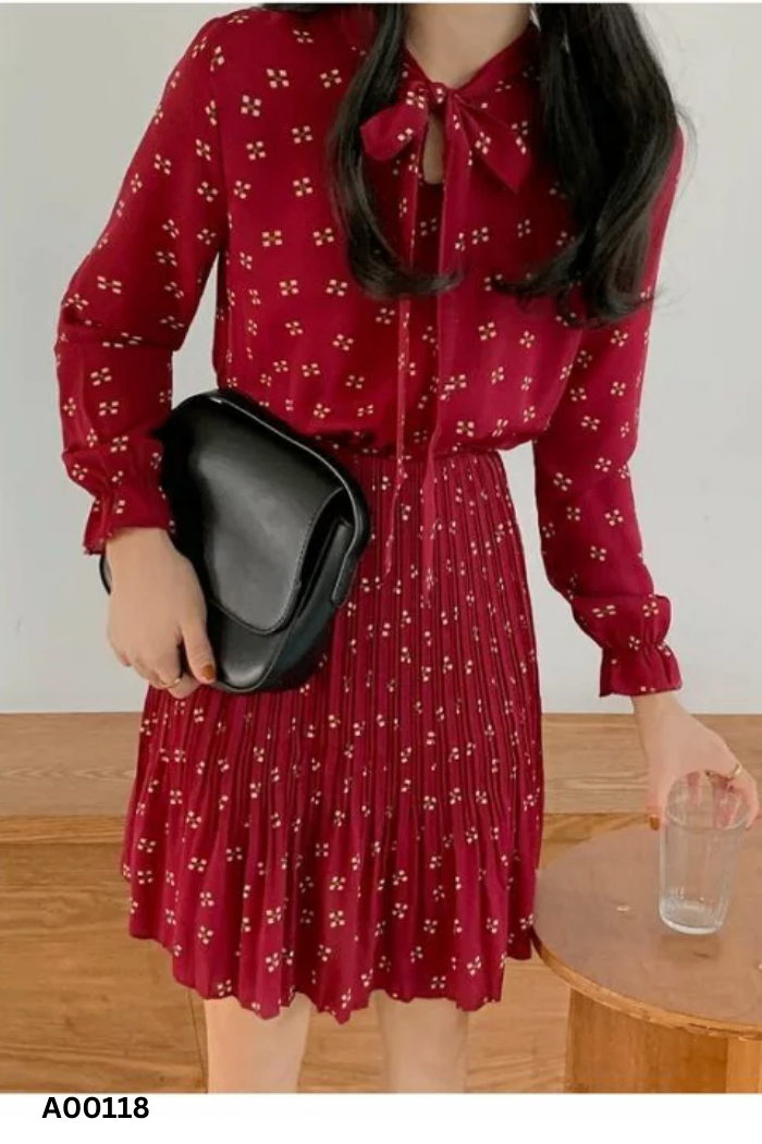 Váy đỏ họa tiết be