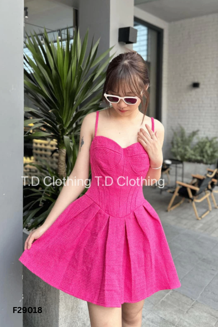Váy hồng hai dây