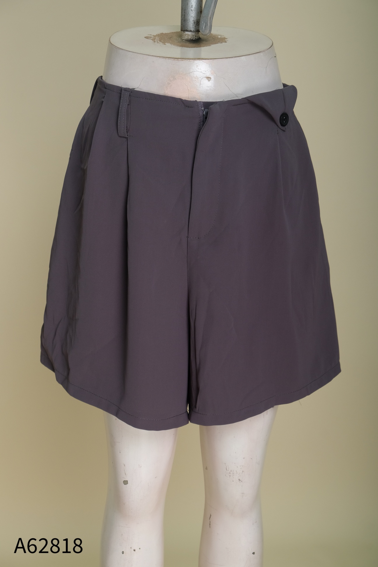 Quần shorts vải xám