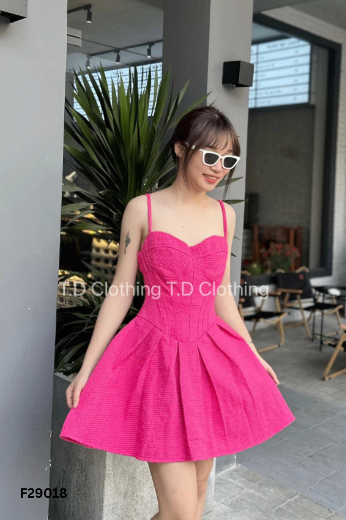 Váy hồng hai dây